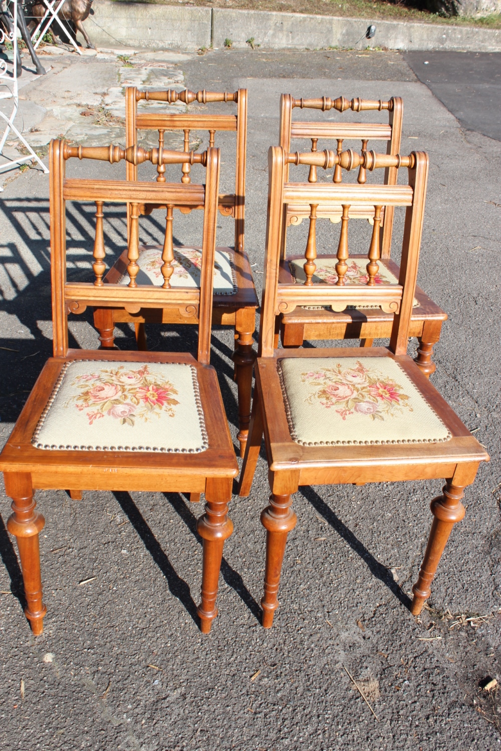 Stühle Nussbaum, Jugendstil 4 verfügbar